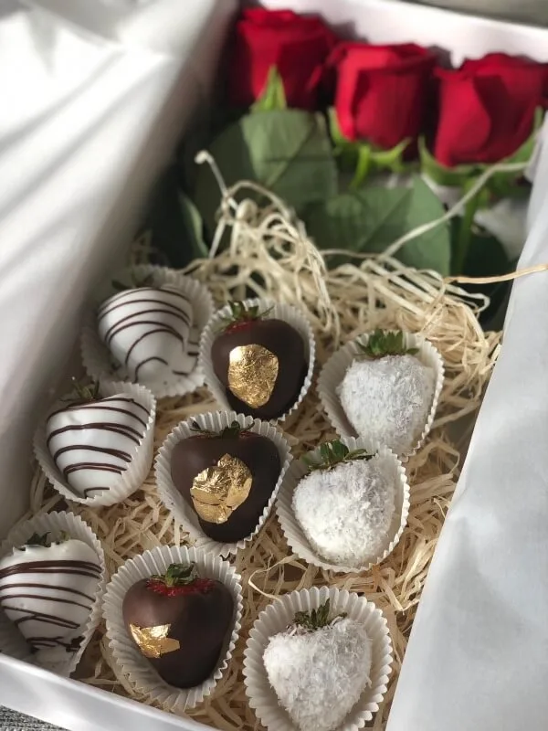 Fleur de Chocolat Geschenkebox mit Blumen und Schokoladenerdbeeren